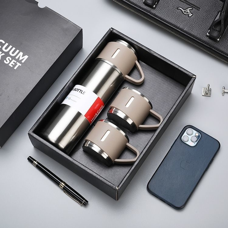 Kit Garrafa Térmica 500ml com 3 Canecas - Praticidade estilo e bebida na temperatura ideal