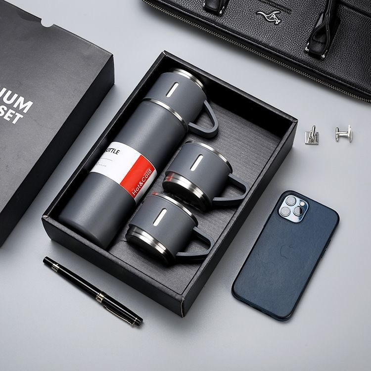 Kit Garrafa Térmica 500ml com 3 Canecas - Praticidade estilo e bebida na temperatura ideal