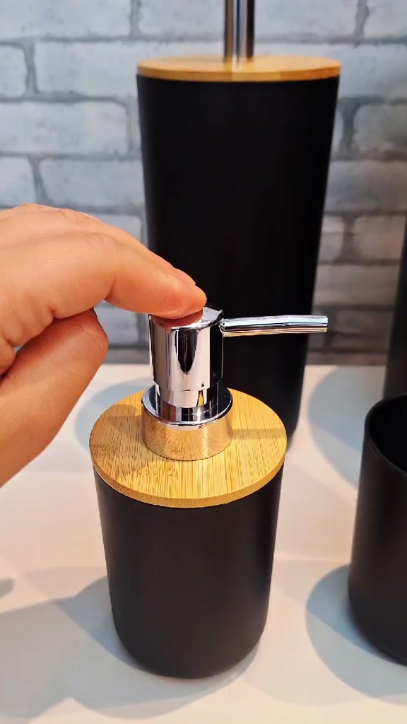 KIT BANHEIRO PRETO LAVABO detalhes em bambu lixeira com tampa de bambu lavabo escova sanitária